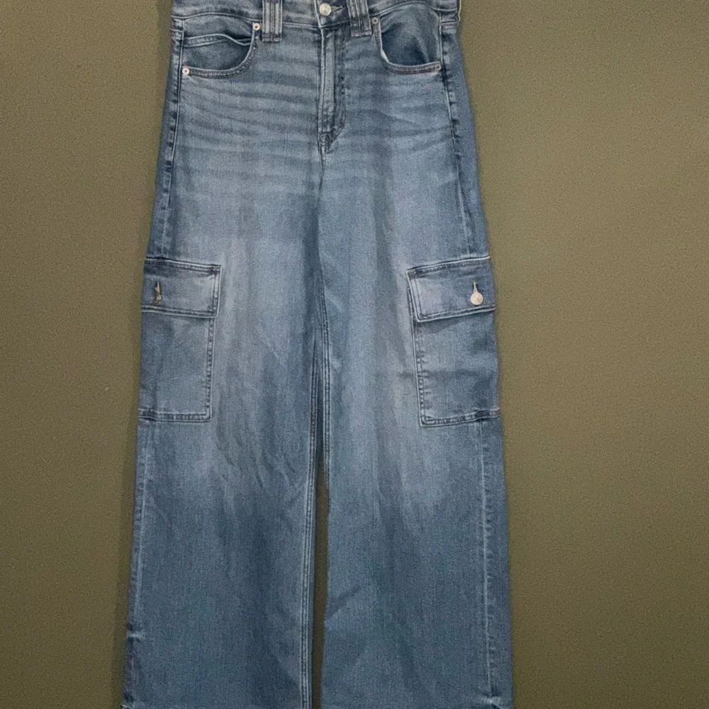 American Eagle Womens Super High Rise Baggy Wide Leg Cargo Jeans ~ In A Size 6 - Picture 1 of 12